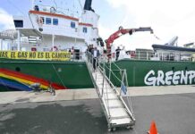 Antonio Morales descendiendo del buque 'Arctic Sunrise' de Greenpeace.