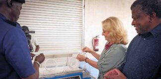 La consejera de Sanidad, Esther Monzón, y el ministro de Sanidad gambiano, Ahmadou Lamin Samateh.